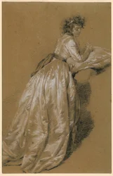 Mujer de pie con vestido blanco